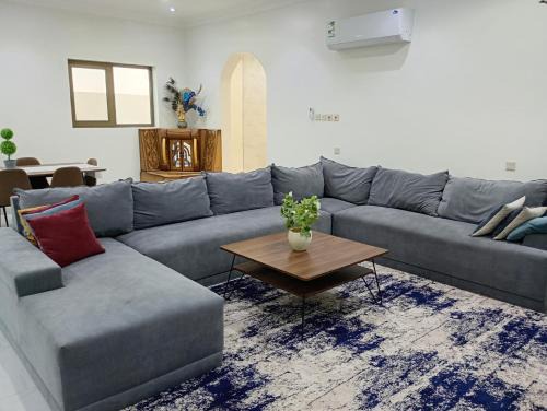 شقة مفروشه ومريحة وقريبه من المناطق السياحية عوائل فقط