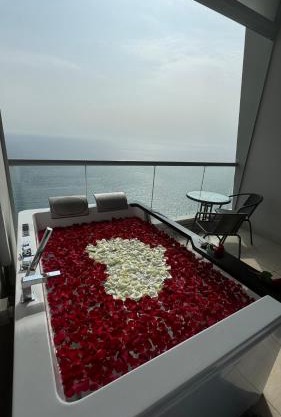 شقق بإطلالة بحرية في برج داماك جدة