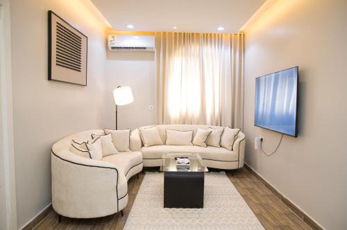 شقه غرفة وصالة بتصميم مودرن فاخر ودخول ذاتي