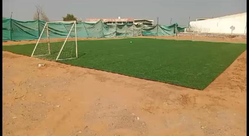 مزرعه ديزرت بريز راس الخيمه بها حمام سباحه وملاعب للاطفال و سينيما