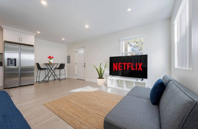 ৎ୭Prestige Studio Haven at Burbankৎ୭ 3 beds wifi