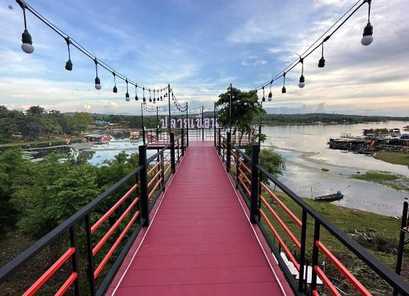 ปลายเขื่อนแคมป์ปิ้ง บ้านเรือไทย