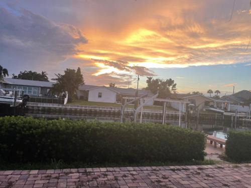 海湾景观休闲独立屋可以垂钓靠近达利博物馆 14分钟可到达