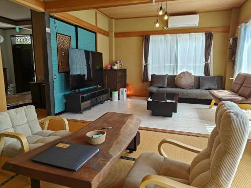 美しい夕日を眺めテラスでバーベキュー 徒歩で海と温泉へ 温泉券プレゼント 最大12名