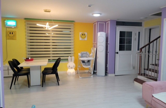 독채 복층형 팬션에 프라이빗 수영장과 정원에 BBQ가 있으며 서귀포에 위치하고 있습니다.