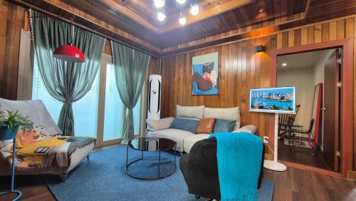 부산 2층 Qstay Loft