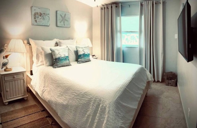 01 Coastal Cute 2 Bdrm - FLL-DT-Beach