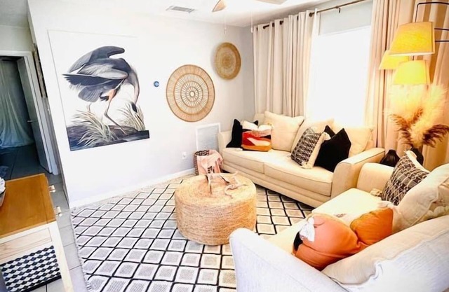 01 Cozy Portside Apartment - close to everything!