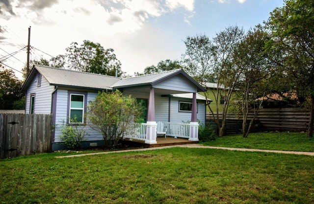 1/1 cozy private Zilker cottage!Wonderful area,walk to park and Barton Springs