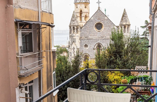 1+1 High Ceilinged Flat with balcony, Sea view, Galata Tower