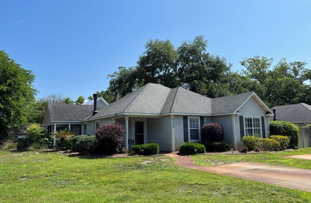 1/2 mile to the beach, private pool, dog friendly, and a park!