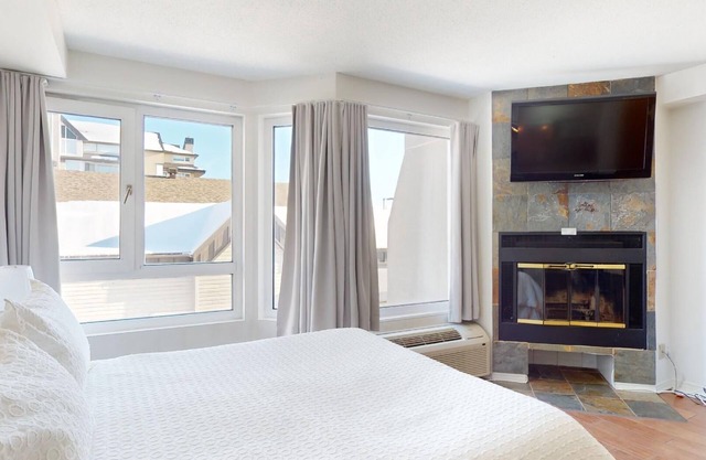 1-212 : Superior Studio - sleeps 4.