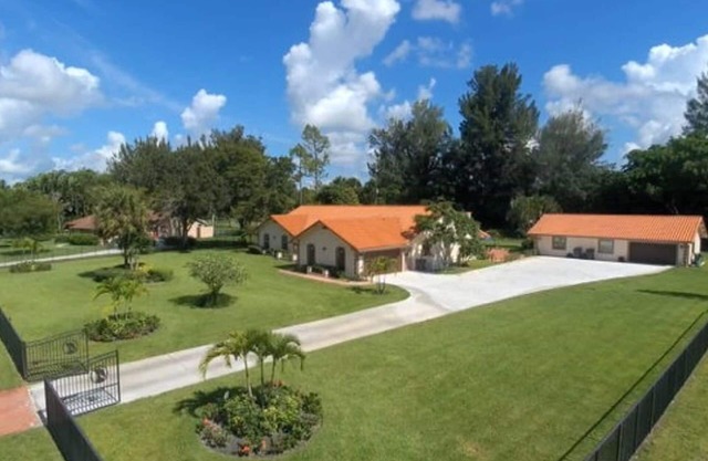 1 acre spacious pool home in the Heart of Wellington