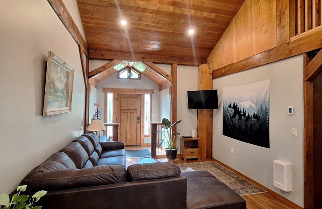 1 bdrm, 2 bed in a house to yourself mins from sandy beaches, trails and Nelson!