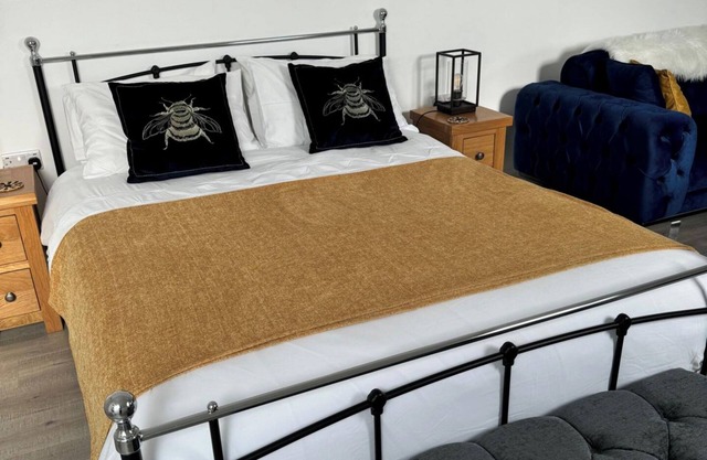 1-Bed Apartment - Sleeps 2 & Countryside Views