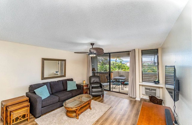 1-Bed Condo in Downtown Kona, 1 block from the Shore!