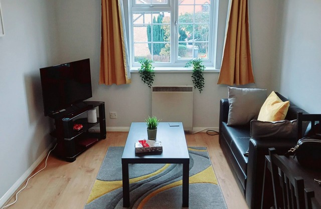 1-Bed Flat Parking WiFi Near AirForce Museum