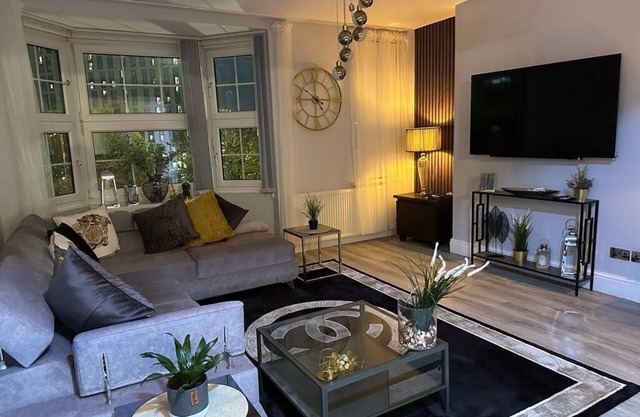 1 Bed Flat - Sleeps 2 - Jacuzzi - Parking - Wifi