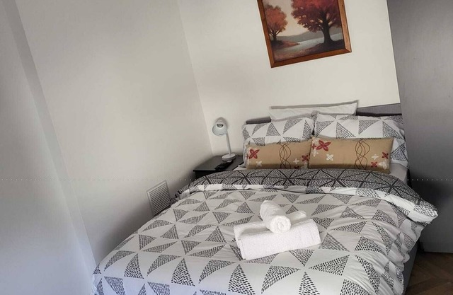 1 Bed Flat - Sleeps 2 - Parking - Wifi