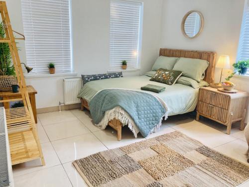 1 Bed Flat - Sleeps 2 - Pets - Parking - Garden