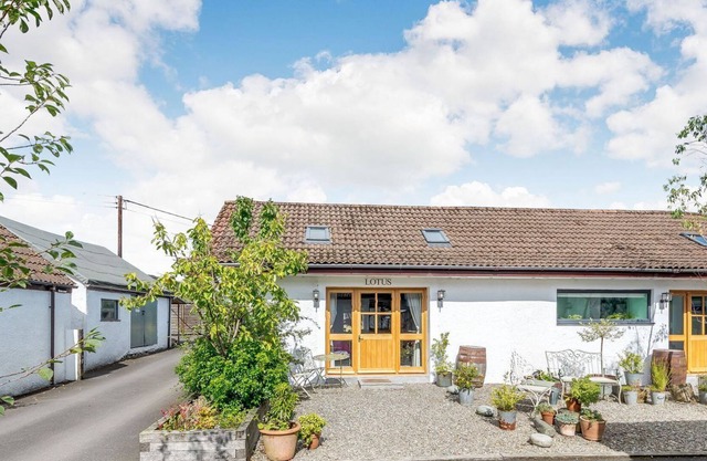 1 bedroom accommodation in Helensburgh