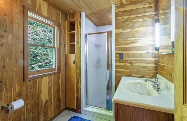 1 Bedroom condo with a mini kitchen sleeps 4