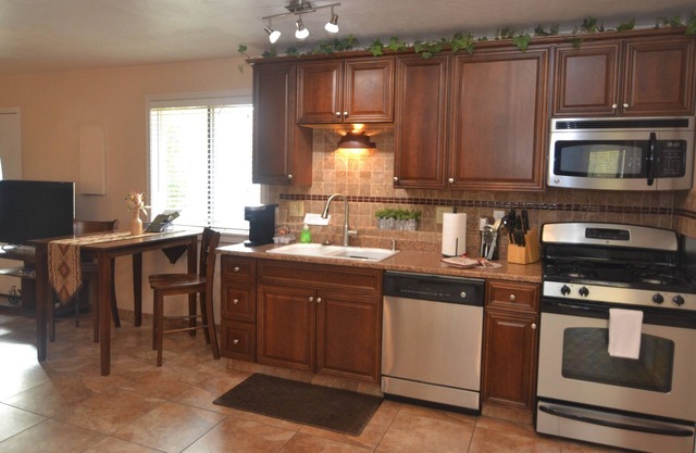 1 bedroom guest home in Oro Valley! Mountain views, hot tub. Private entry!