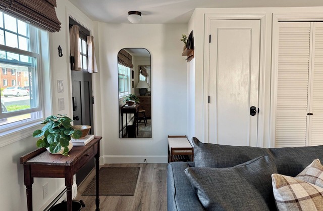 1 Bedroom in Historic Glastonbury Center off Main St!