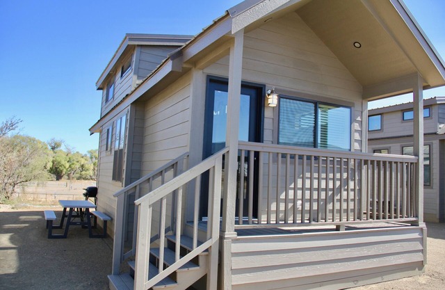 1 Bedroom w/loft Deluxe Cabin Sleeps 6, 30 minutes to Sedona -No pets