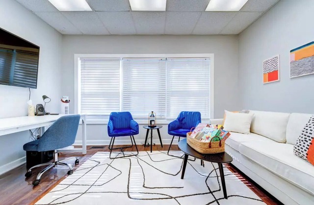 1 Block from Yale. Premium WFH amenities, coffee bar, In-unit W/D. 1000+ sq ft