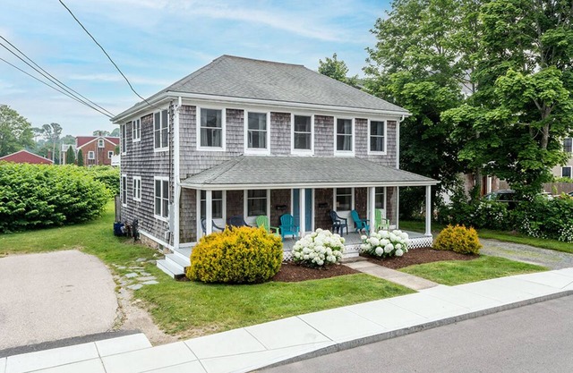 1 Block-Ocean! AC, Narragansett Beach, 10 passes incl, walk-shops/restaurants!