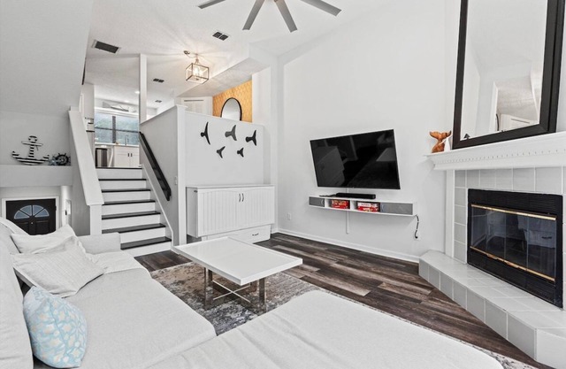 1 Block to Beach: Palm Paradise, A Coastal Oasis