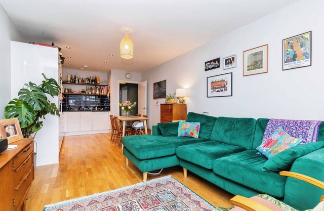1 BR Urban Charm Near Pubs Shops and Iconic Sights