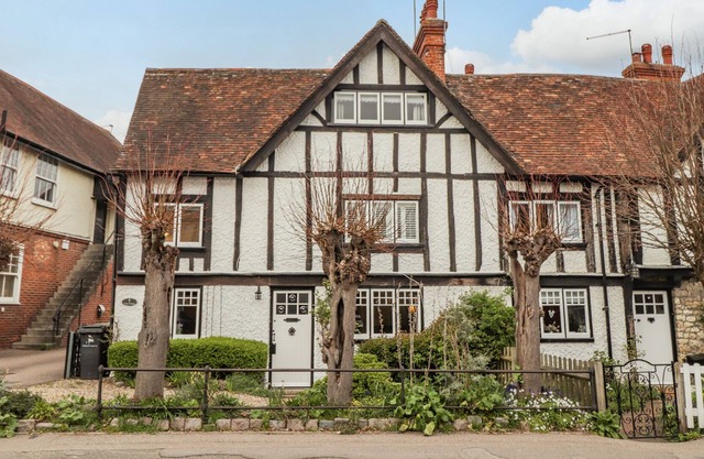 1 FORGE COTTAGES, ON THE GREEN, pet friendly in Bearsted