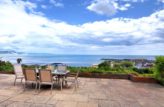 1 HARBOUR HEIGHTS, family friendly, with a garden in Lyme Regis