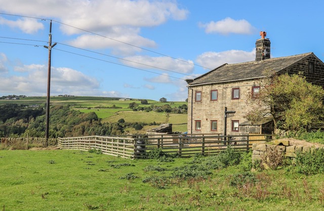 1 HORSEHOLD COTTAGE, pet friendly, with open fire in Hebden Bridge