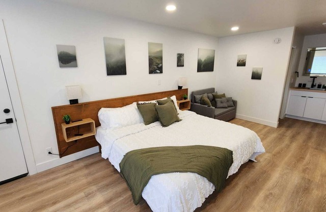 #1 Hygge Hus Hotel – King Suite -Connectable - with WiFi, AC in charming Andrews