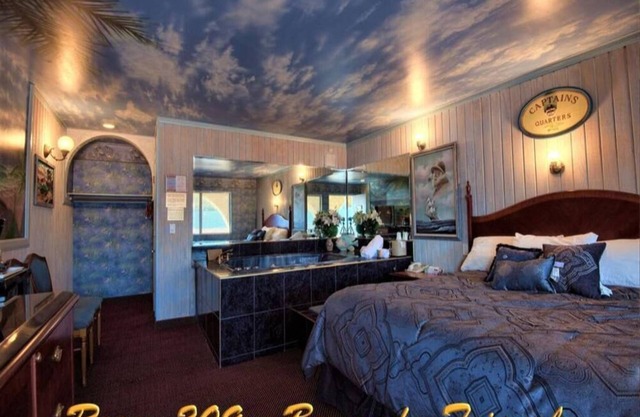 1 King Bed Jetted Tub Non-Smoking(Theme3 - Swimmers Paradise or Tahiti)