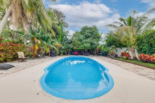 1 Mi to Beach Sunny Lantana Cottage with Pool!