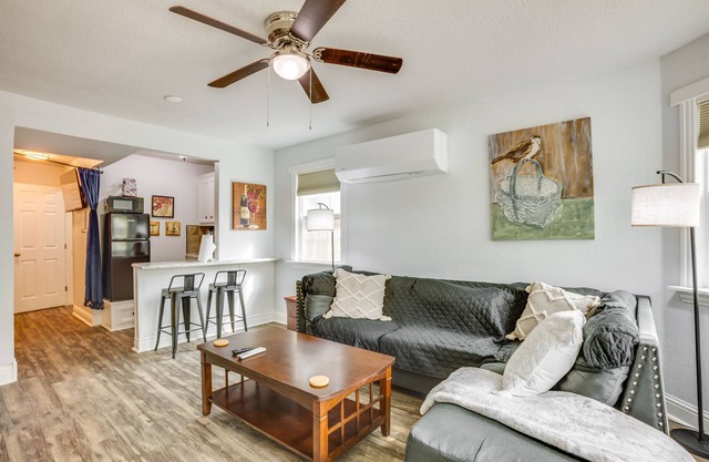 < 1 Mi to Downtown Conroe: Charming Apartment
