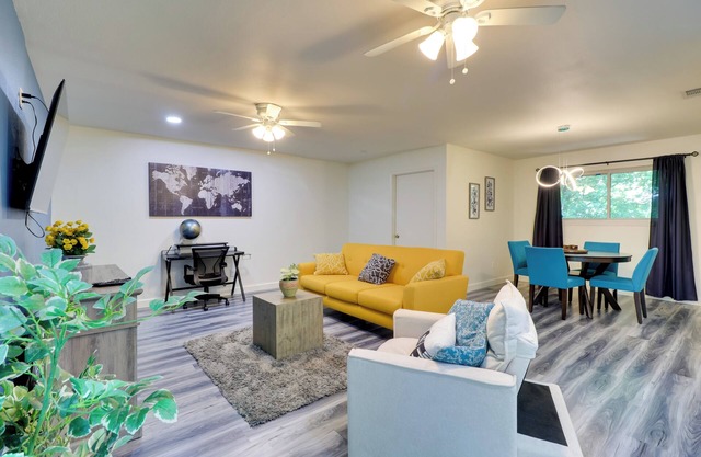1 Mi to Dtwn + Fenced Yard: Georgetown Getaway!