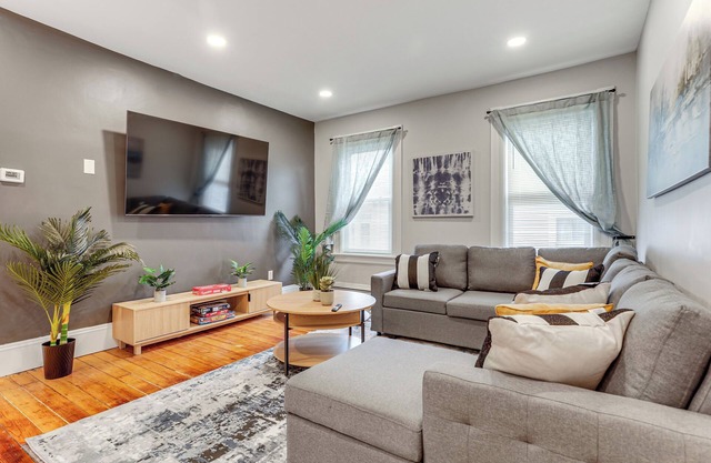 1 Mi to Dtwn: Pet-Friendly Providence Apt w/Yard