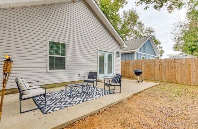 1 Mi to Dtwn: Pet-Friendly Pensacola Getaway!