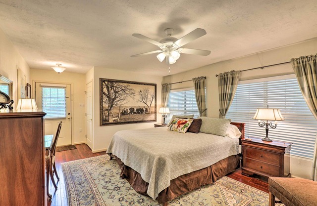 < 1 Mi to Kyle Field: Cozy Studio w/Outdoor Space