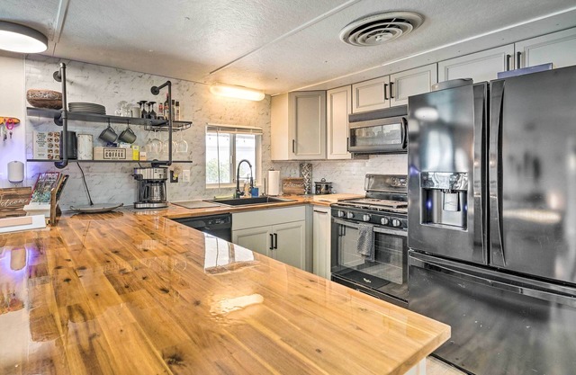 < 1 Mi to Lake Havasu: Pet-friendly Home