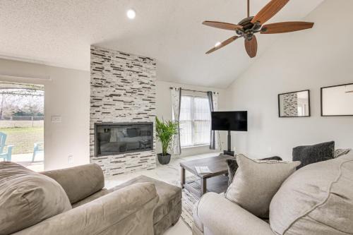 1 Mi to Lake Jacksonville Pet-Friendly Home