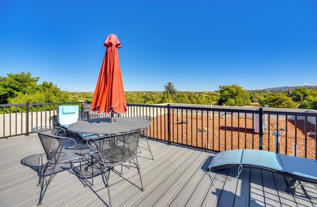 < 1 Mi to Santa Fe Plaza: Mtn-View Gem w/Hot Tub!