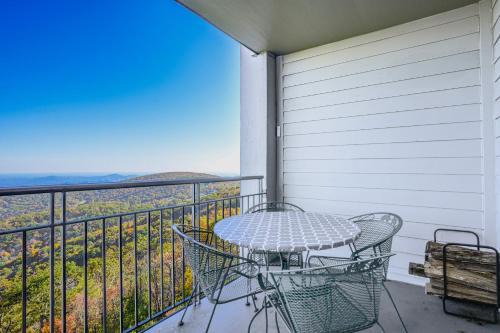 1 Mi to Wintergreen Resort Mtn-View Condo!