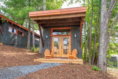 1 Mile to Downtown West Jefferson Camping Cabin #5