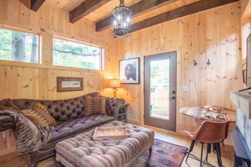 1 Mile to Downtown West Jefferson Camping Cabin #6